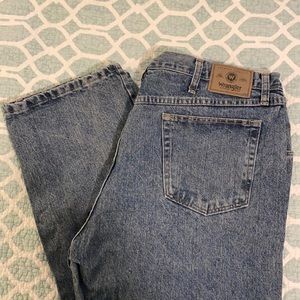 Wrangler relaxed fit jeans  40 x 30